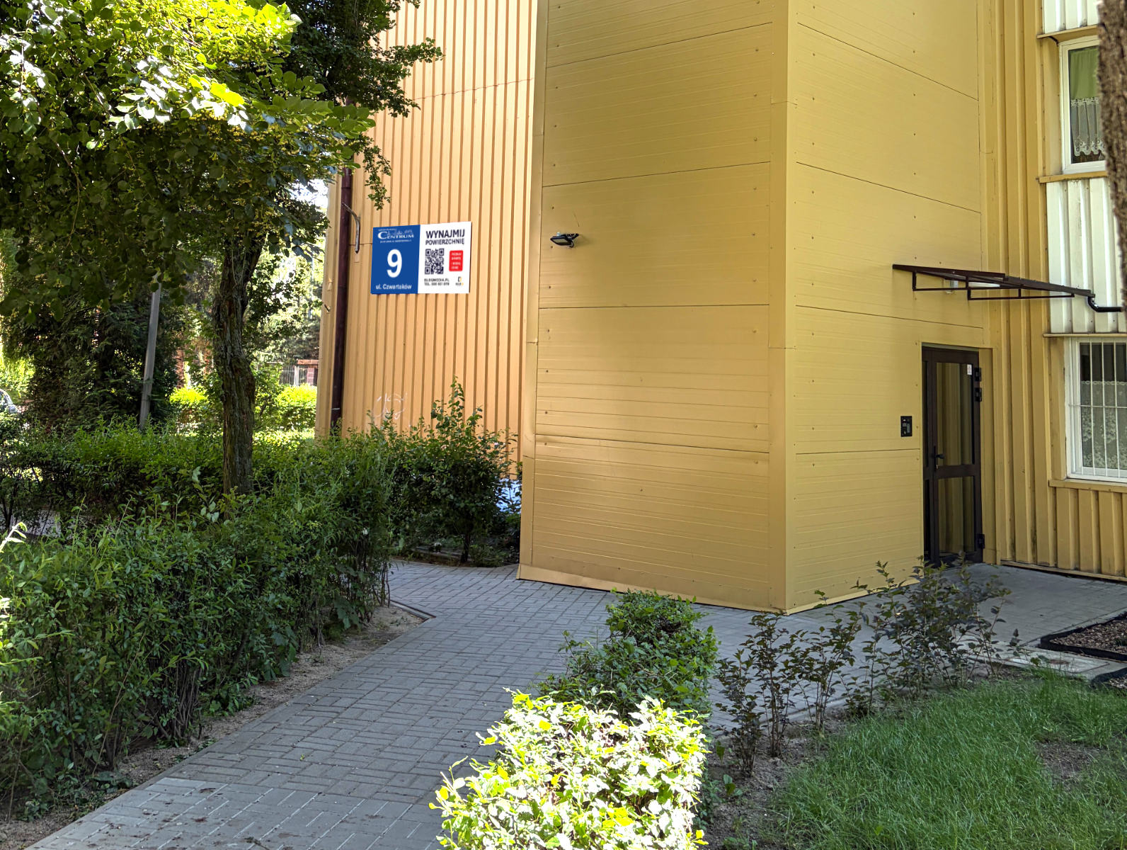 Tablica reklamowa przy Czwartaków 9